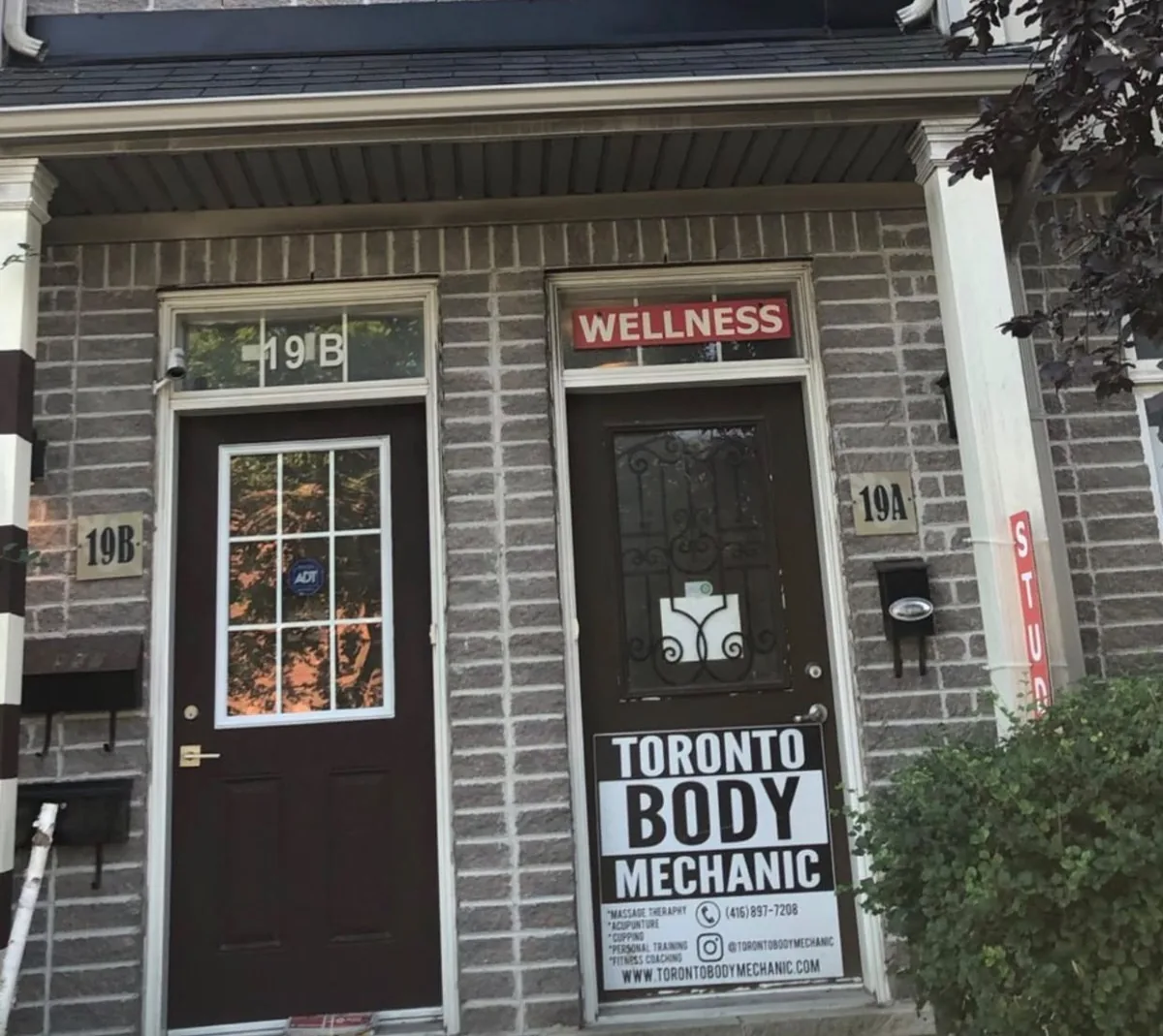 Toronto Body Mechanic entrance at 19A Oak Street, Toronto